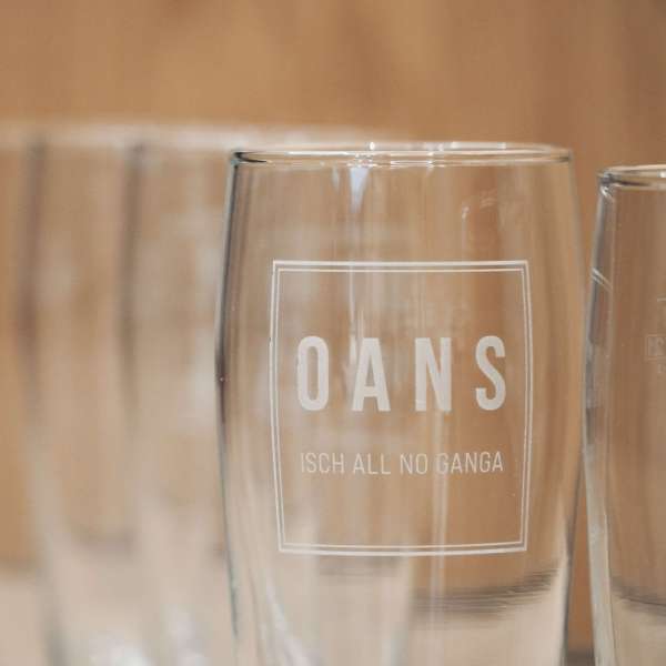Gestalte dein einzigartiges Glas mit Namen, einem liebevollen Spruch oder einem besonderen Datum. Unsere hochwertigen Gläser eignen sich perfekt als Geschenk für liebe Menschen.