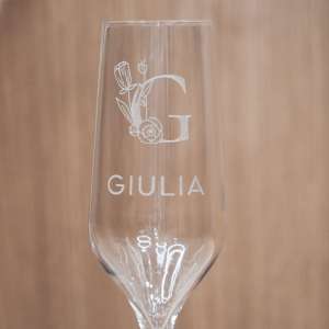 Gestalte dein einzigartiges Glas mit Namen, einem liebevollen Spruch oder einem besonderen Datum. Unsere hochwertigen Gläser eignen sich perfekt als Geschenk für liebe Menschen.