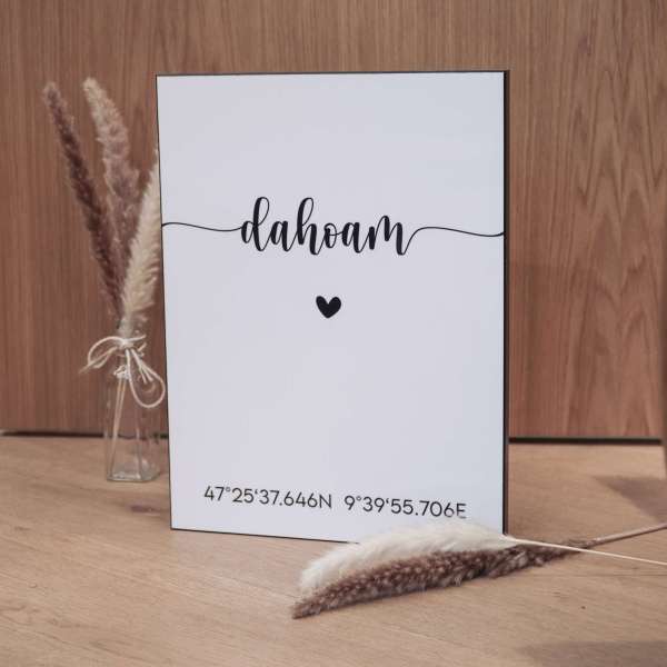 Handgefertigte Definitionstafel „Dahoam“ aus erstklassigem Material – ideal als Dekoration für deinen Lieblingsort.