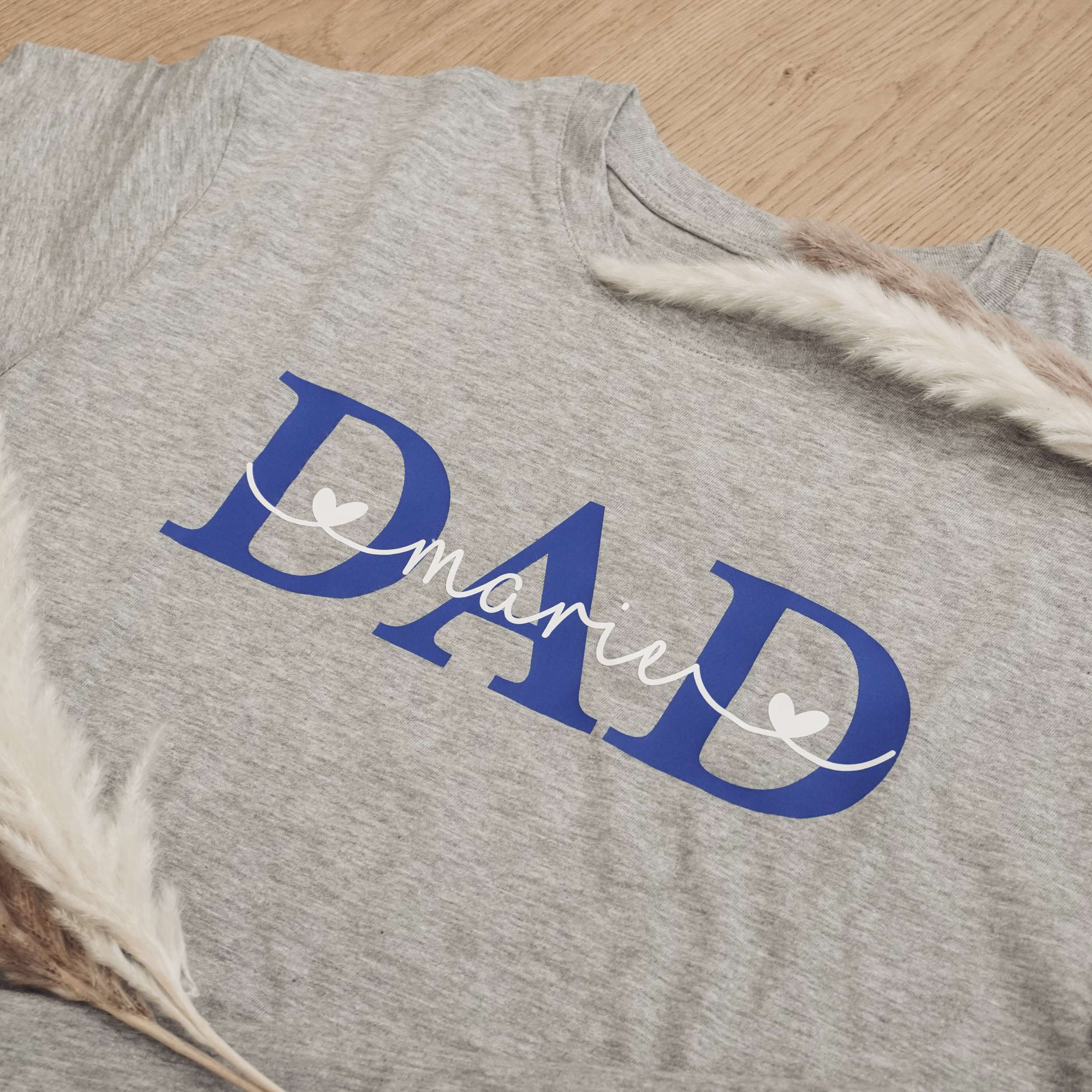 Unser T-Shirt "Dad" personalisiert mit den Namen der Kinder ist das perfekte Geschenk für den lieben Papa!
