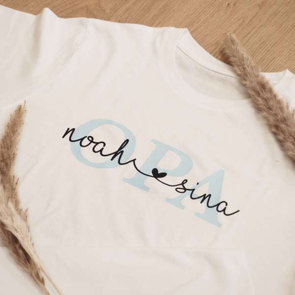 Unser T-Shirt "Opa" personalisiert mit den Namen der Enkel ist das perfekte Geschenk für jeden Opa!