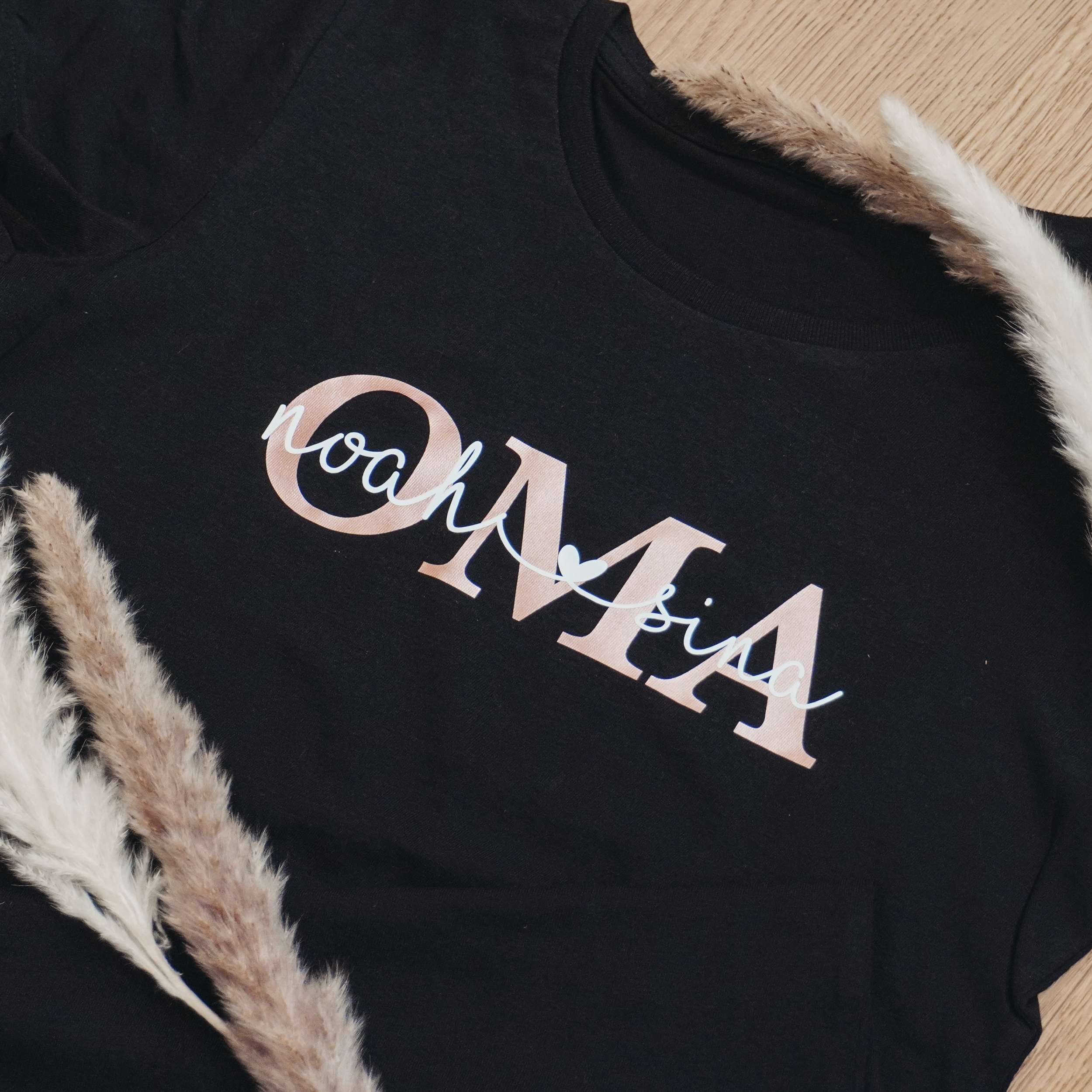 Unser T-Shirt "Oma" personalisiert mit den Namen der Kinder ist das perfekte Geschenk für jede Oma!