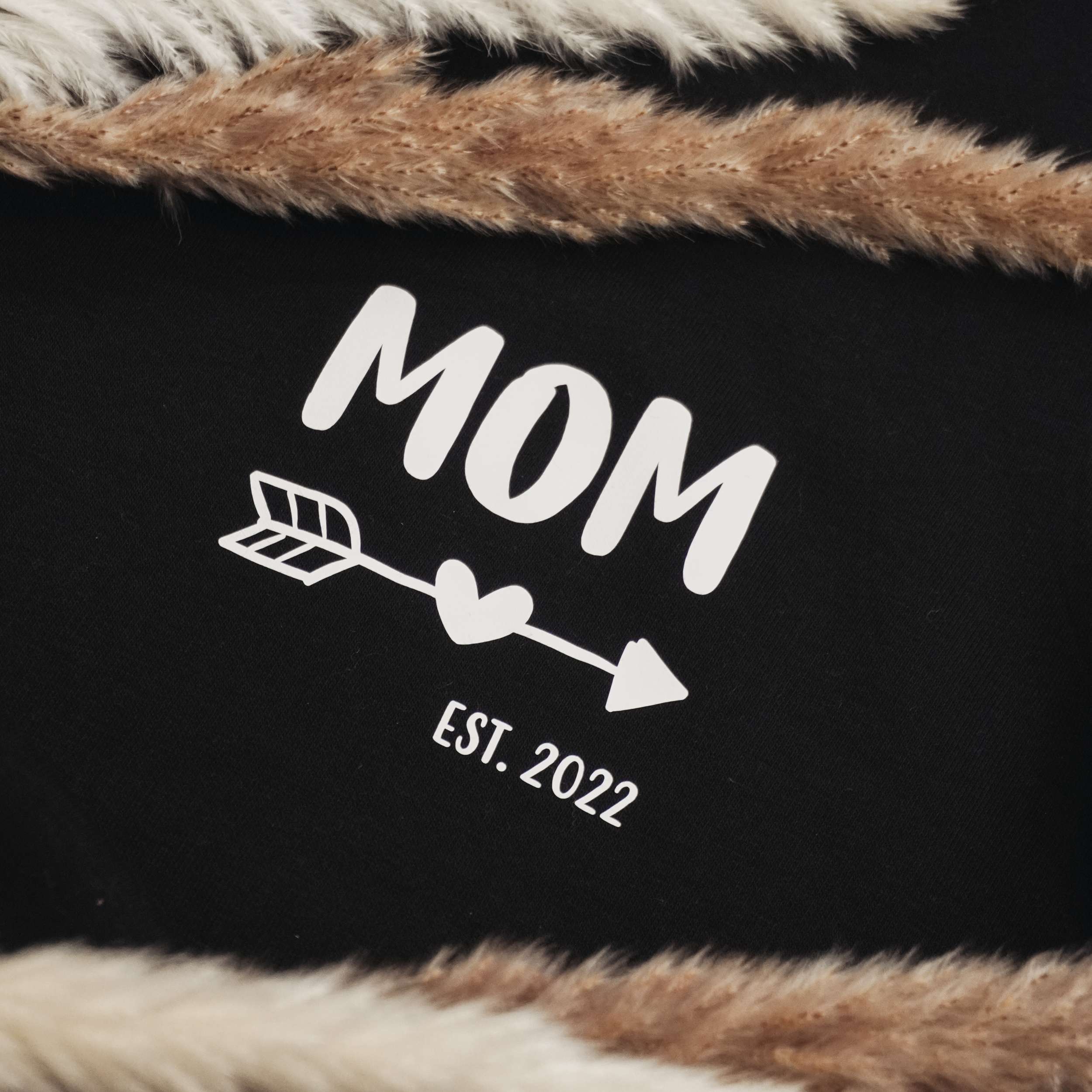 Unser Hoodie "Mom" personalisiert mit Datum ist das perfekte Geschenk für jede Mama!