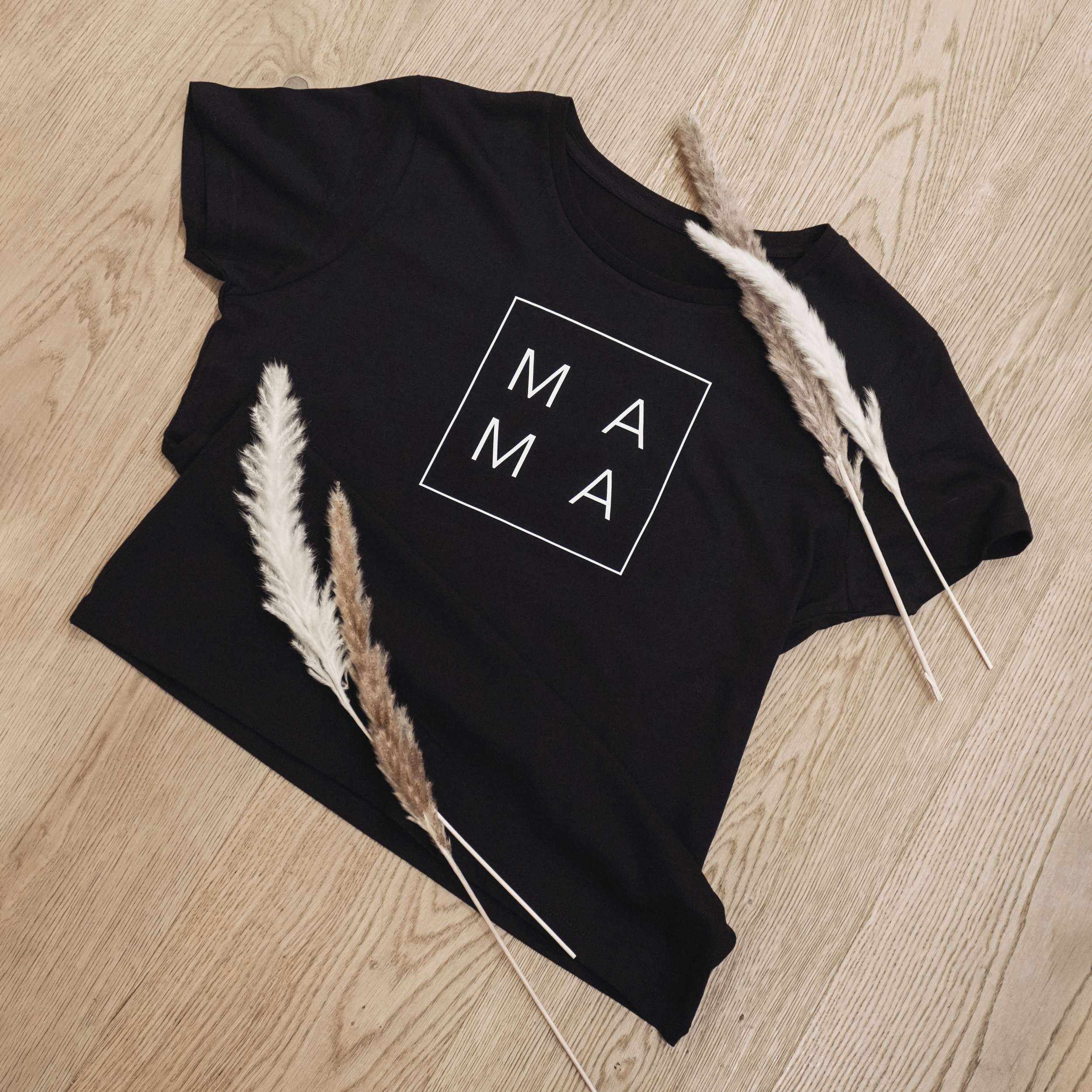 Unser T-Shirt "Mama" ist das perfekte Geschenk für jede Mama!
