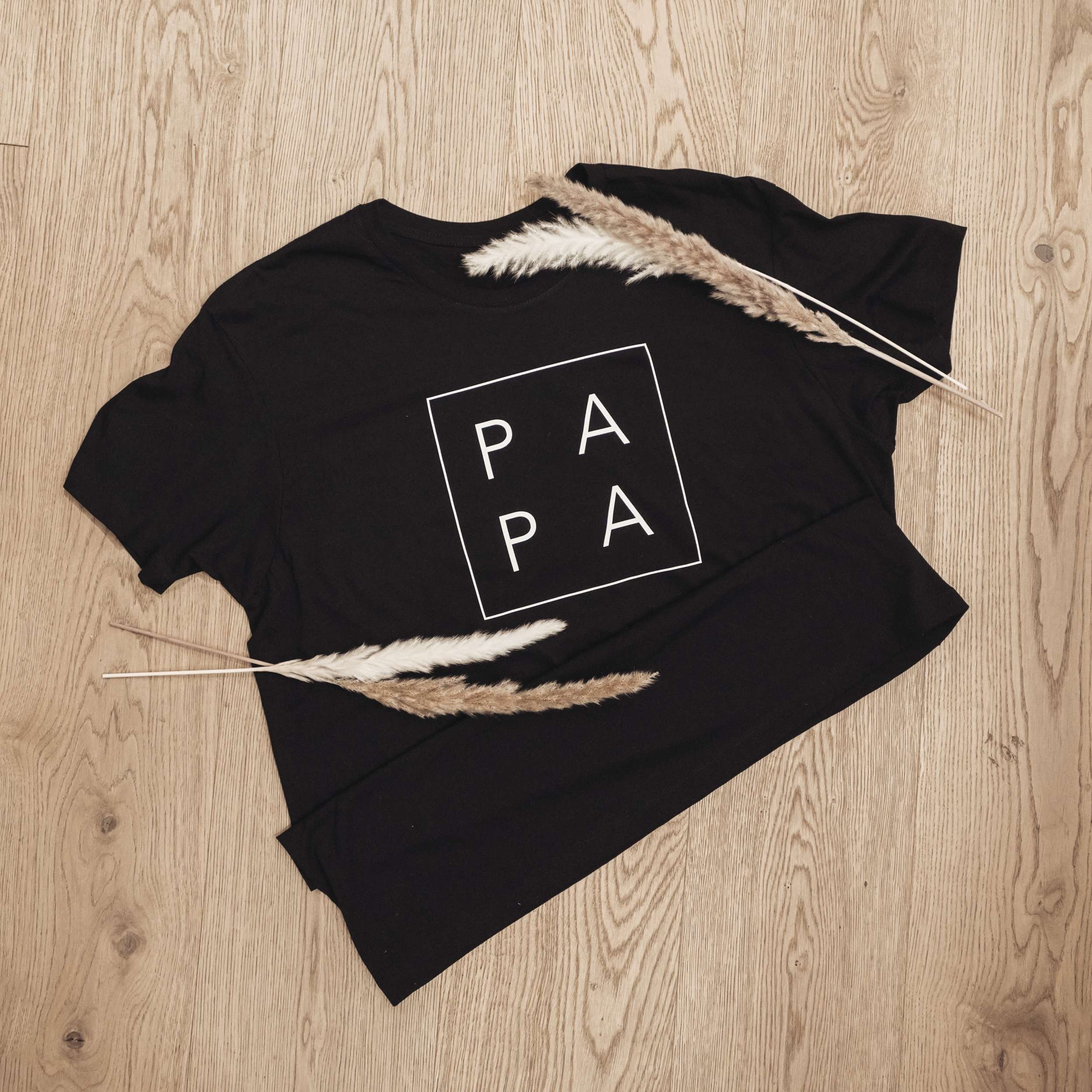 Unser T-Shirt "Papa" ist das perfekte Geschenk zum Vatertag!