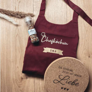 Die personalisierte Schürze aus Bio-Baumwolle ist das perfekte Geschenk für alle passionierten Köchinnen, Bäckerinnen und BBQ-Enthusiastinnen.