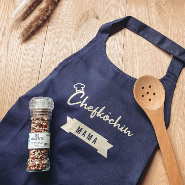 Die personalisierte Schürze aus Bio-Baumwolle ist das perfekte Geschenk für alle passionierten Köchinnen, Bäckerinnen und BBQ-Enthusiastinnen.