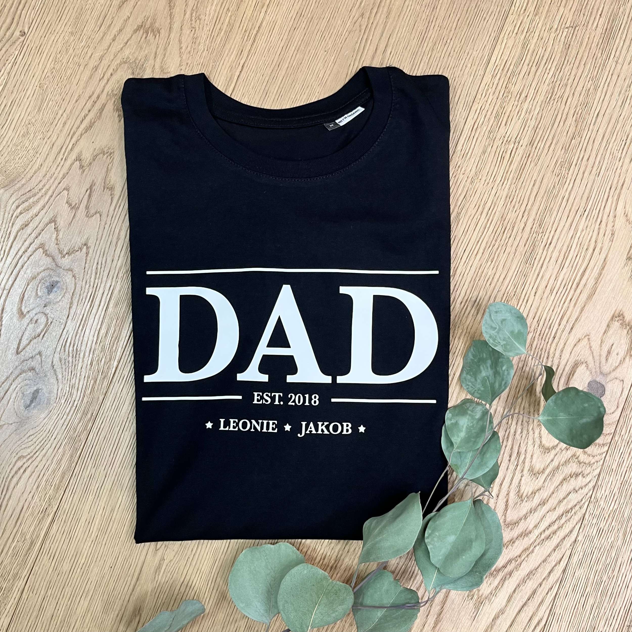 Unser T-Shirt "Dad" personalisiert mit den Namen der Kinder ist das perfekte Geschenk für den lieben Papa!