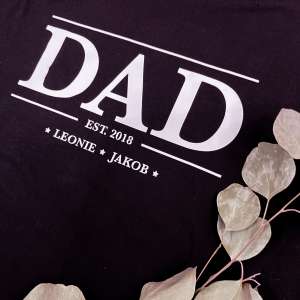 Unser T-Shirt "Dad" personalisiert mit den Namen der Kinder ist das perfekte Geschenk zum Vatertag!
