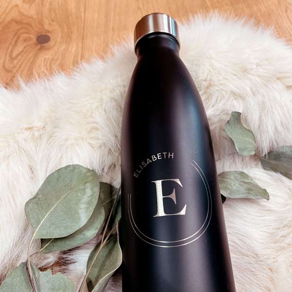 Unsere personalisierte Trinkflasche ist das perfekte, hochwertige Geschenk für alle Outdoor-Enthusiasten!
