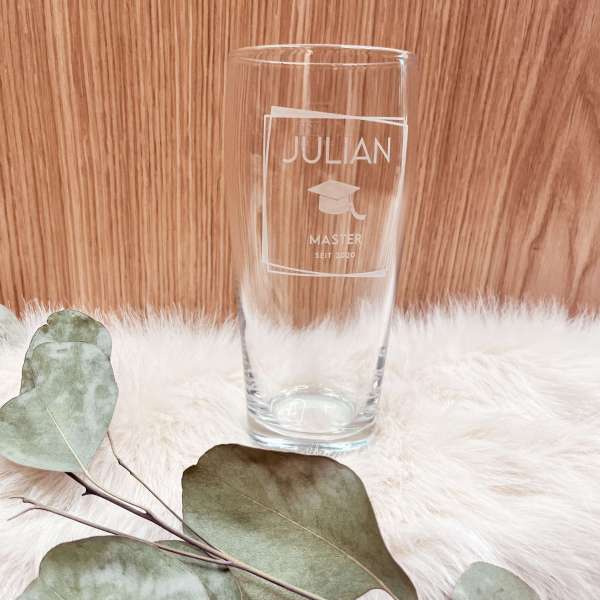 Gestalte dein einzigartiges Glas mit Namen, einem witzigen Spruch oder einem besonderen Datum. Unsere hochwertigen Gläser eignen sich perfekt als Geschenk für liebe Menschen.