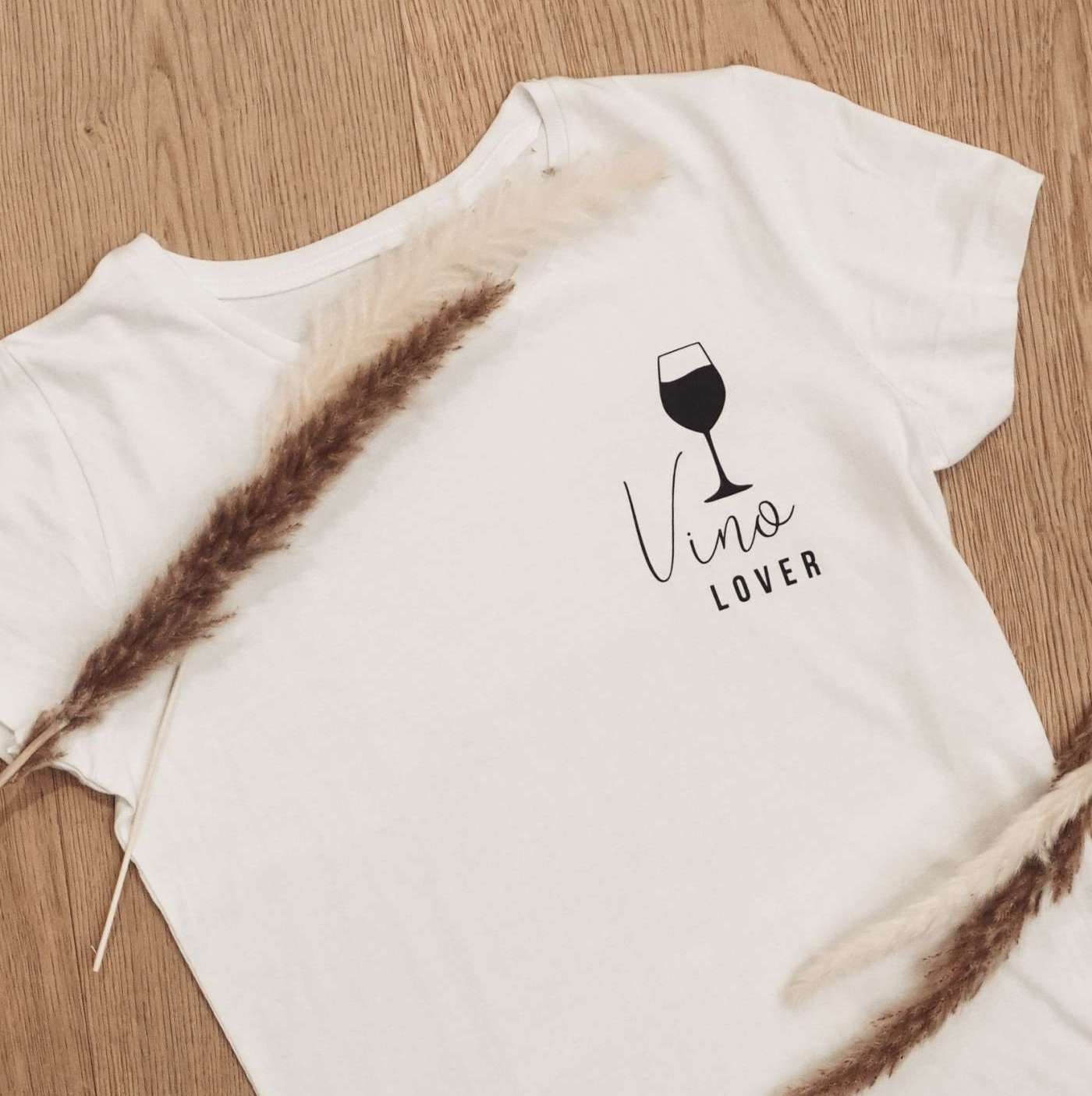 Vino Lover! Dieses T-Shirt ist ein absolutes Must-Have für alle Weinliebhaber!