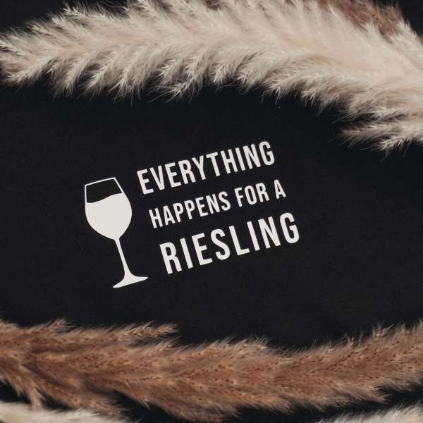 Everything happens for a Riesling - dieses T-Shirt lässt des Herz von jedem Weinliebhaber höher schlagen!