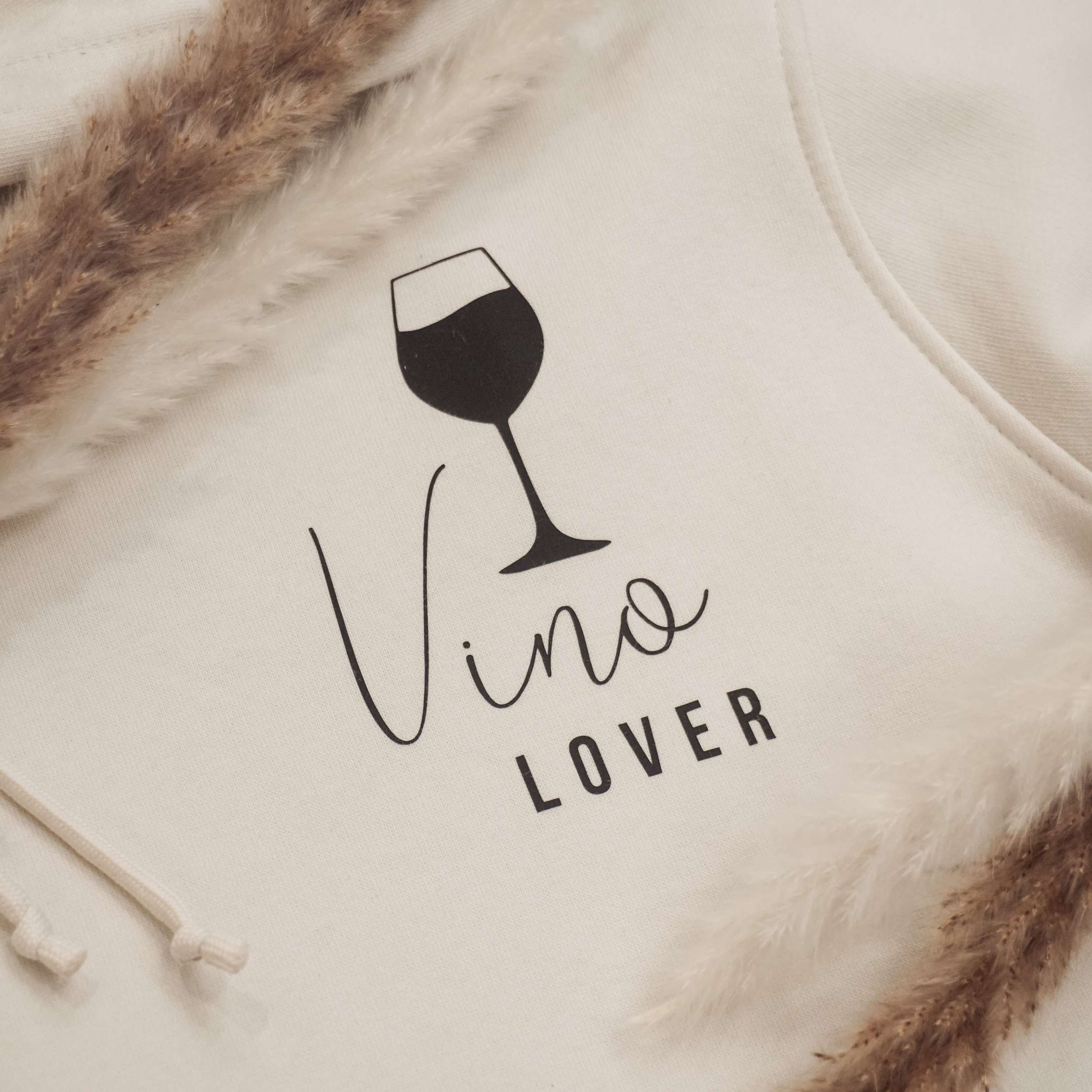 Vino Lover? Dieser Hoodie lässt des Herz von jedem Weinliebhaber höher schlagen!