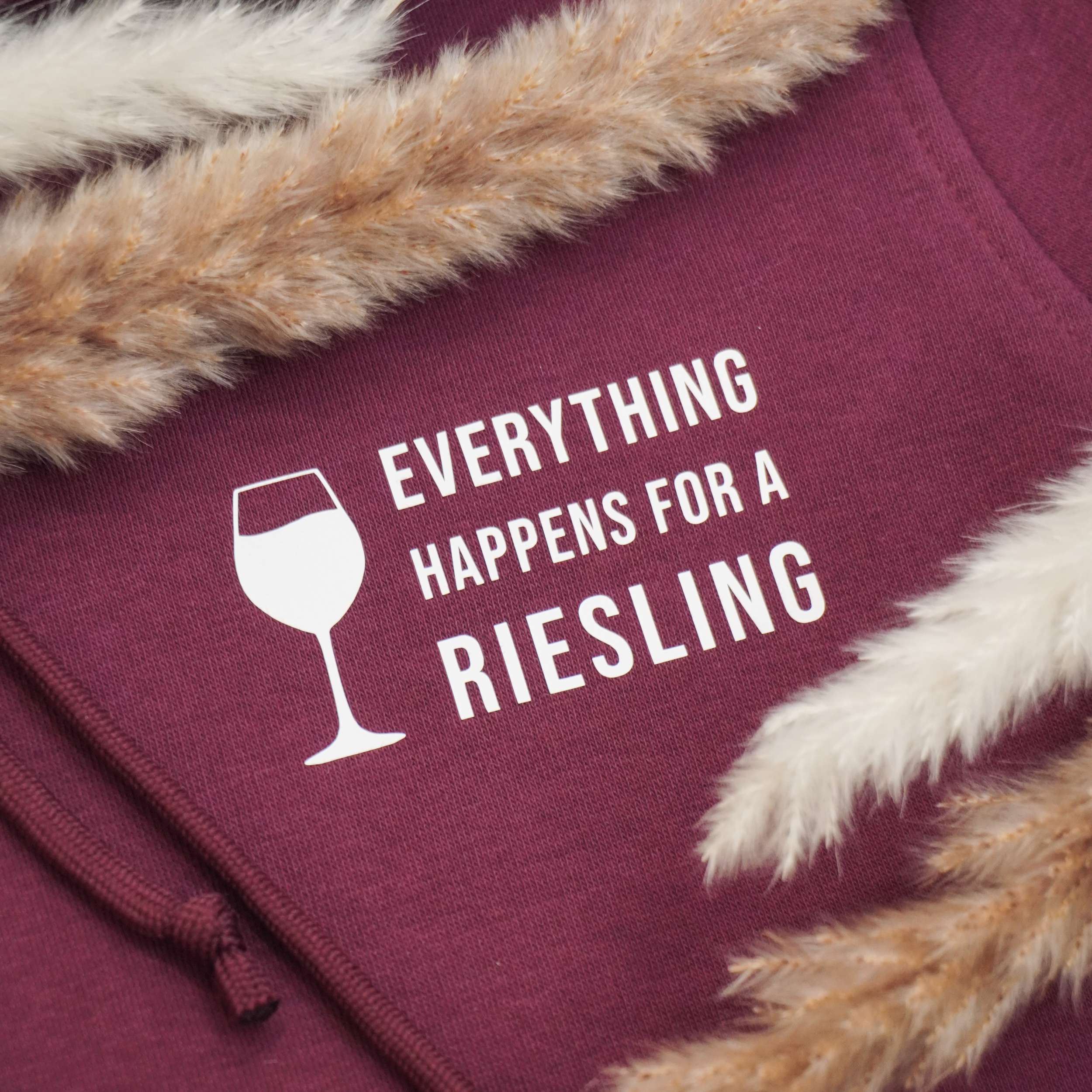 Everything happens for a Riesling - dieser Hoodie lässt des Herz von jedem Weinliebhaber höher schlagen!